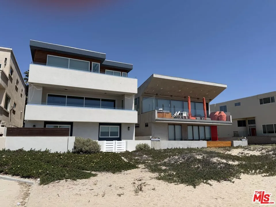 Beach houses on Silver Strand