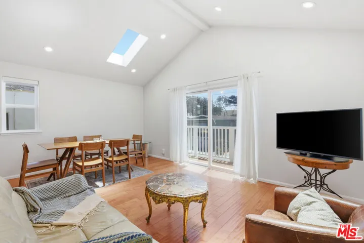Living room, dining and balcon