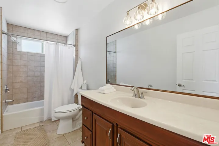 Primary en suite bathroom