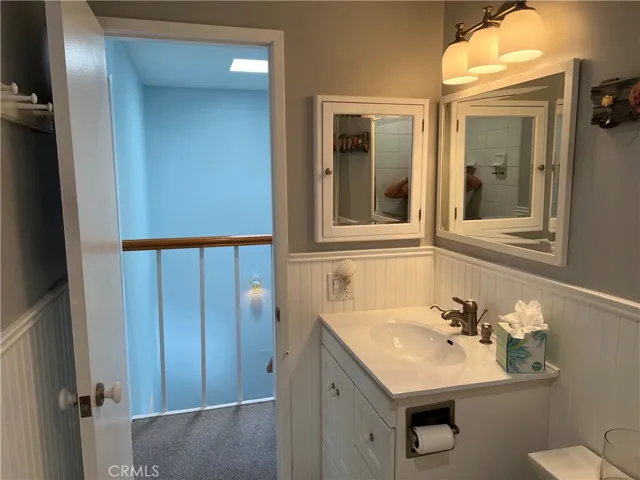 Upstairs full bath.