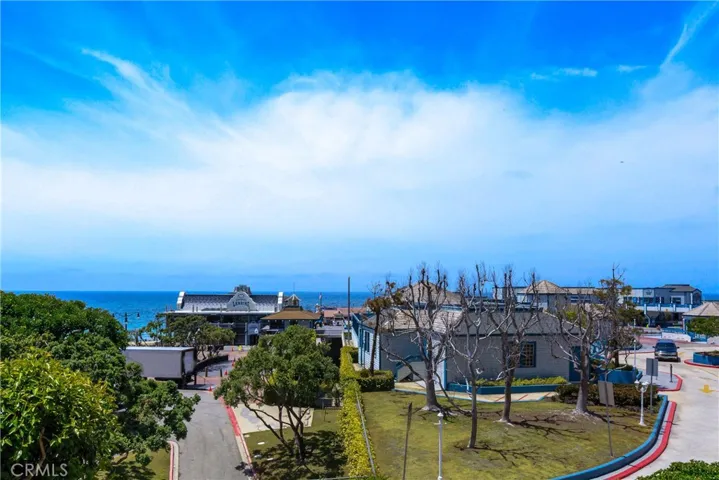 nearby complex and the pier- walk to all.