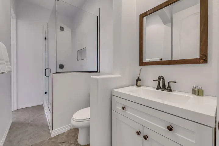 _43 57 BATHROOM FULL