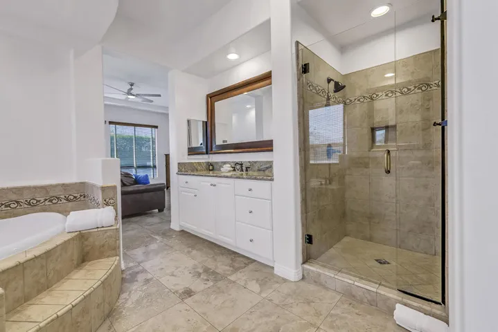 _37 63 MASTER BATH FULL