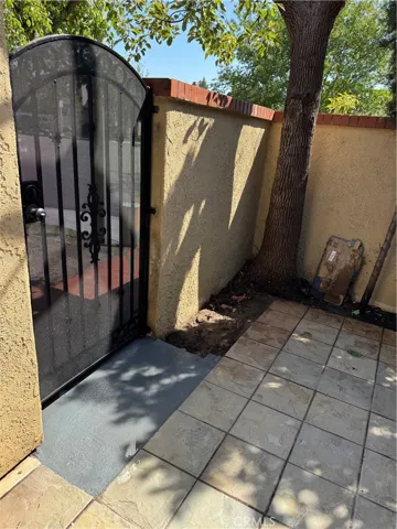 Side gate
