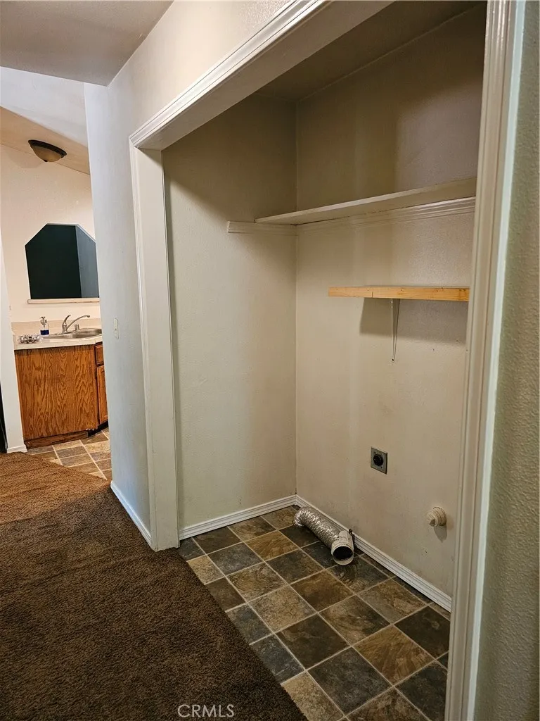 Oppisite view of luandry closet