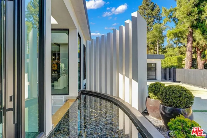1049 Loma Vista Drive, Beverly Hills, California 90210
