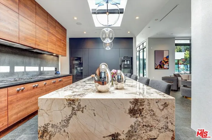1049 Loma Vista Drive, Beverly Hills, California 90210