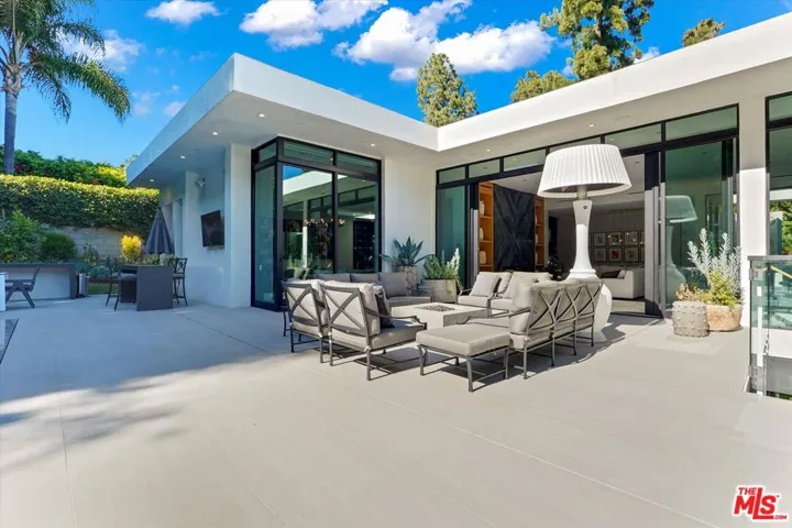 1049 Loma Vista Drive, Beverly Hills, California 90210