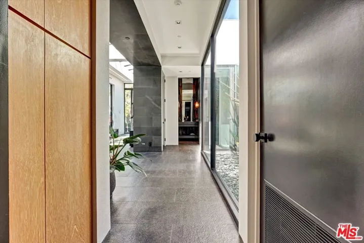 1049 Loma Vista Drive, Beverly Hills, California 90210