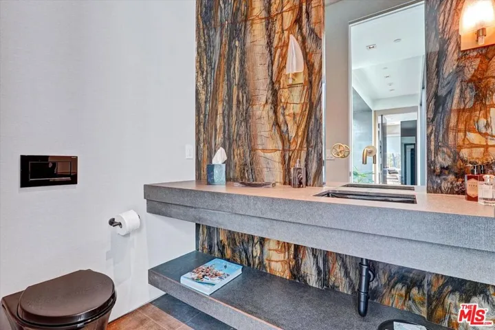 1049 Loma Vista Drive, Beverly Hills, California 90210