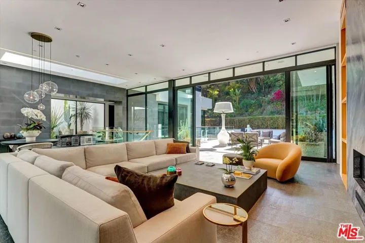 1049 Loma Vista Drive, Beverly Hills, California 90210