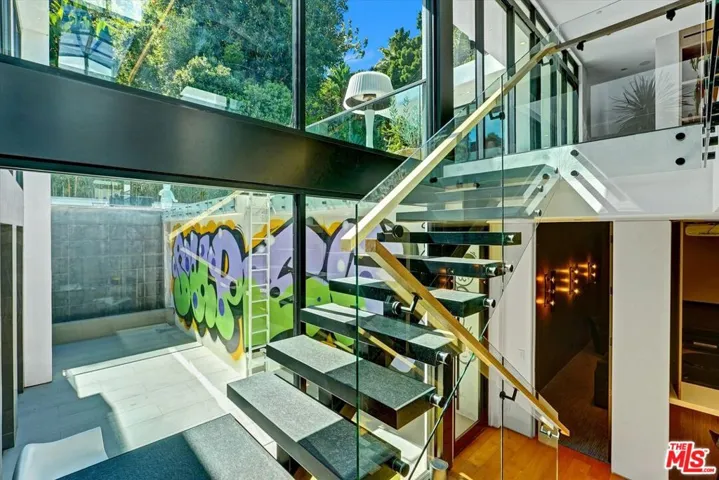 1049 Loma Vista Drive, Beverly Hills, California 90210
