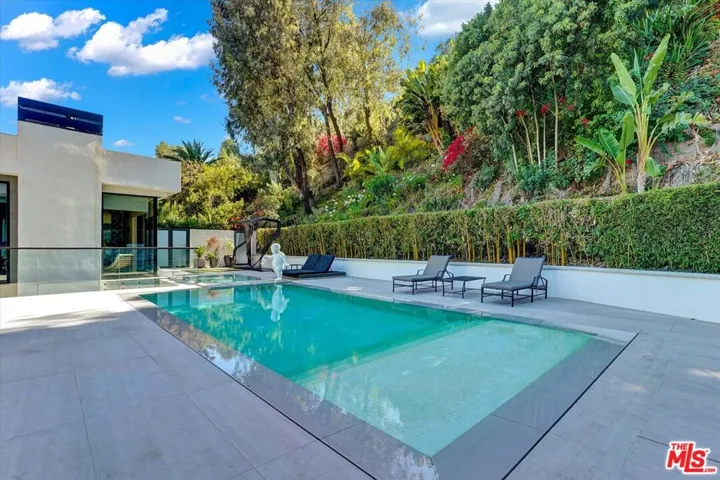 1049 Loma Vista Drive, Beverly Hills, California 90210