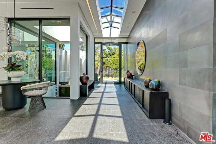 1049 Loma Vista Drive, Beverly Hills, California 90210