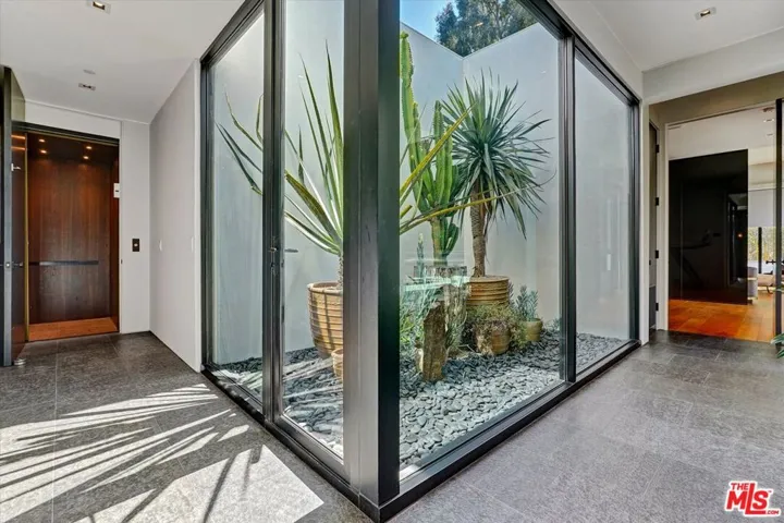 1049 Loma Vista Drive, Beverly Hills, California 90210