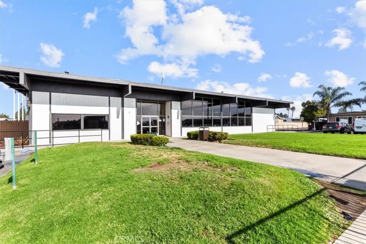 Community Amenities: Lincoln Center offers a pool, wading pool, basketball courts, gym, dog-friendly area, pool tables, game room, clubhouse, event space, and kitchen.