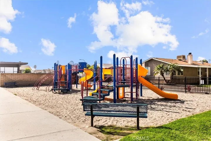 Community Amenities: Lincoln Center offers a pool, wading pool, basketball courts, gym, dog-friendly area, pool tables, game room, clubhouse, event space, and kitchen.