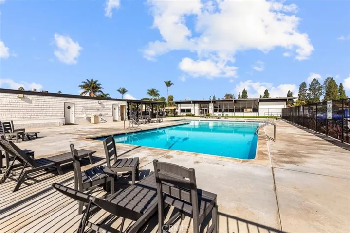 Community Amenities: Lincoln Center offers a pool, wading pool, basketball courts, gym, dog-friendly area, pool tables, game room, clubhouse, event space, and kitchen.
