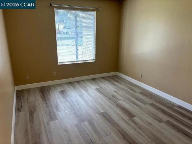 Bedroom w/Window