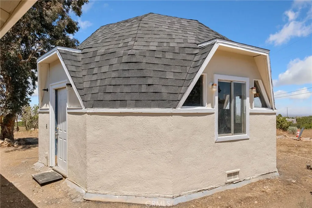 Main home's detached 2 car garage