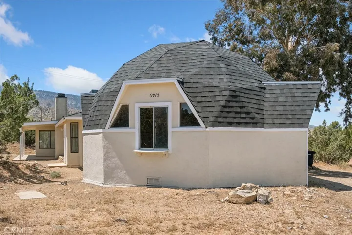 Main home's detached 2 car garage
