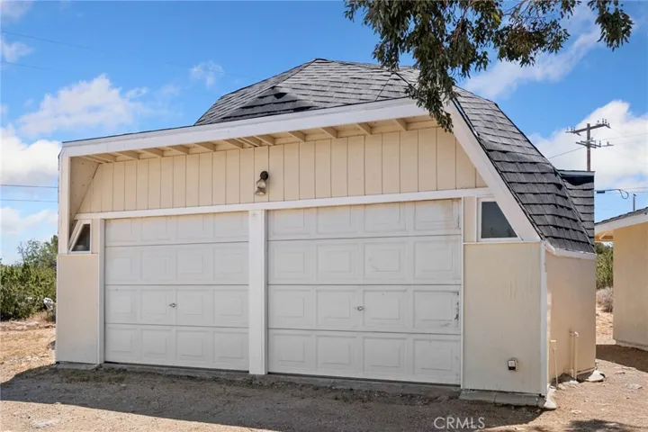 Main home's detached 2 car garage