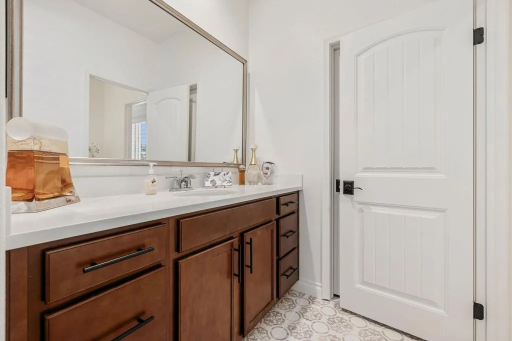 Guest full bathroom