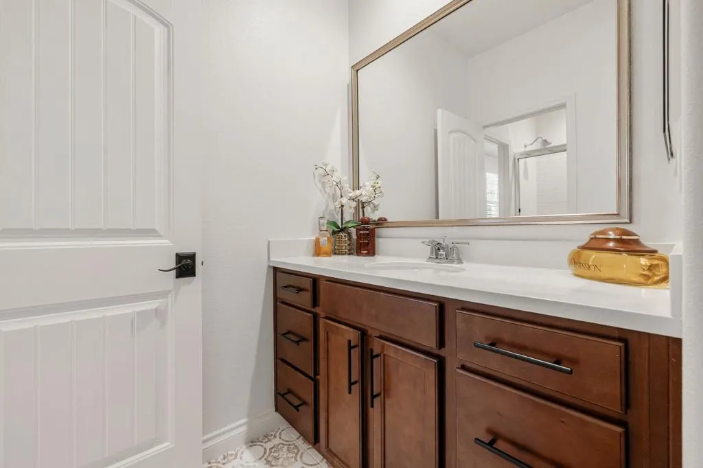 Guest full bathroom
