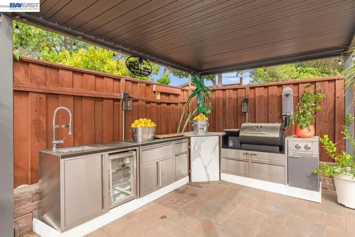 Full Outdoor Kitchen