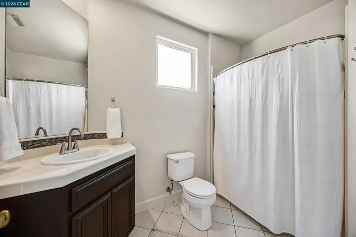 Downstairs en suite bathrooom