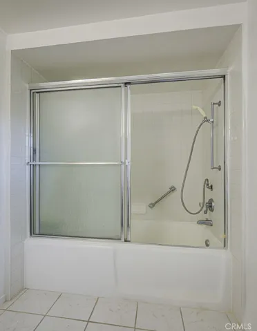 Shower/tub combo in primary bathroom.