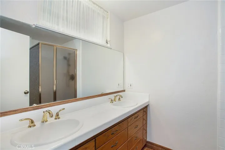 Primary bath with dual sinks
