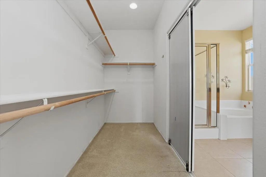 29-Walk In Closet