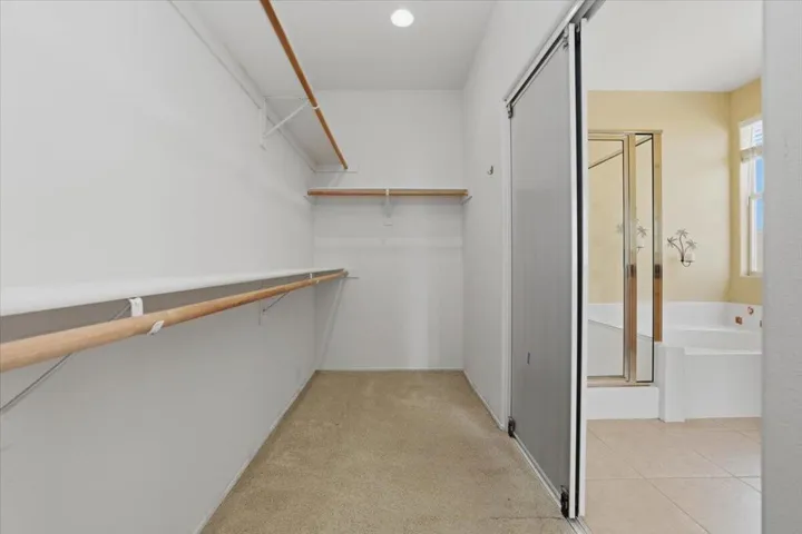 29-Walk In Closet