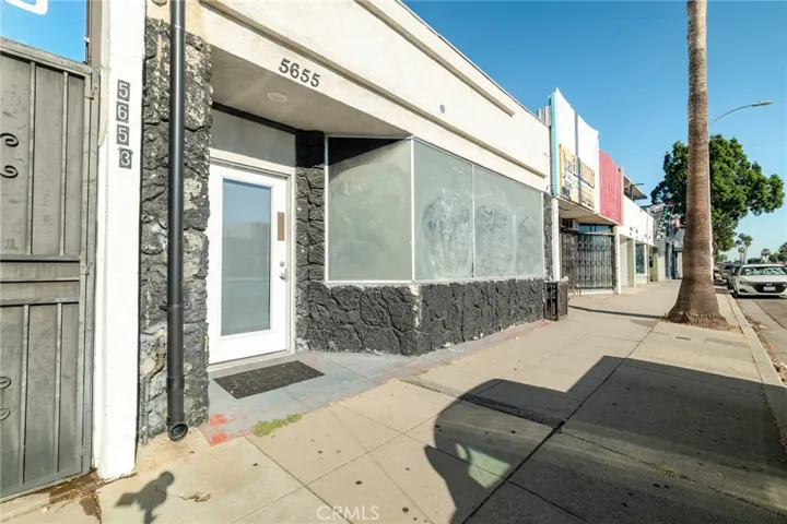 5655 Beverly Entrance
