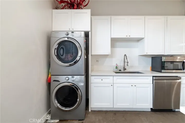 5655 Beverly kitchen area