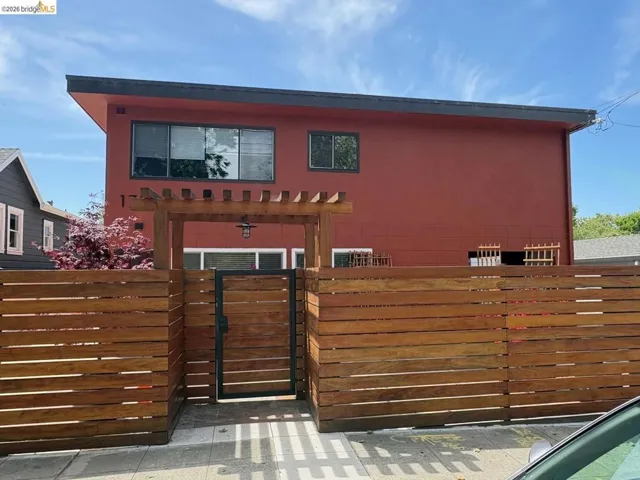 view of front of house with a gate and a fenced front yard