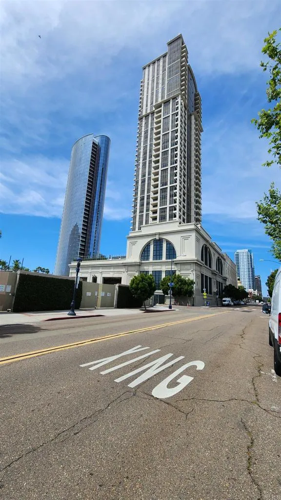 700 W E St