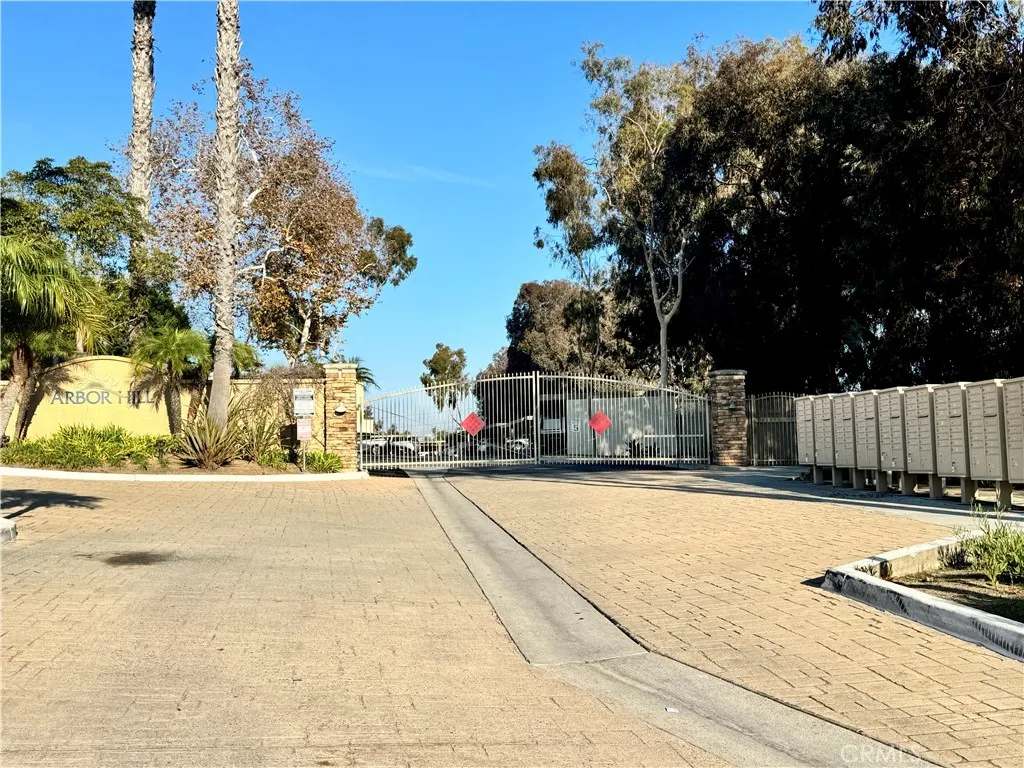 Gated Commuity