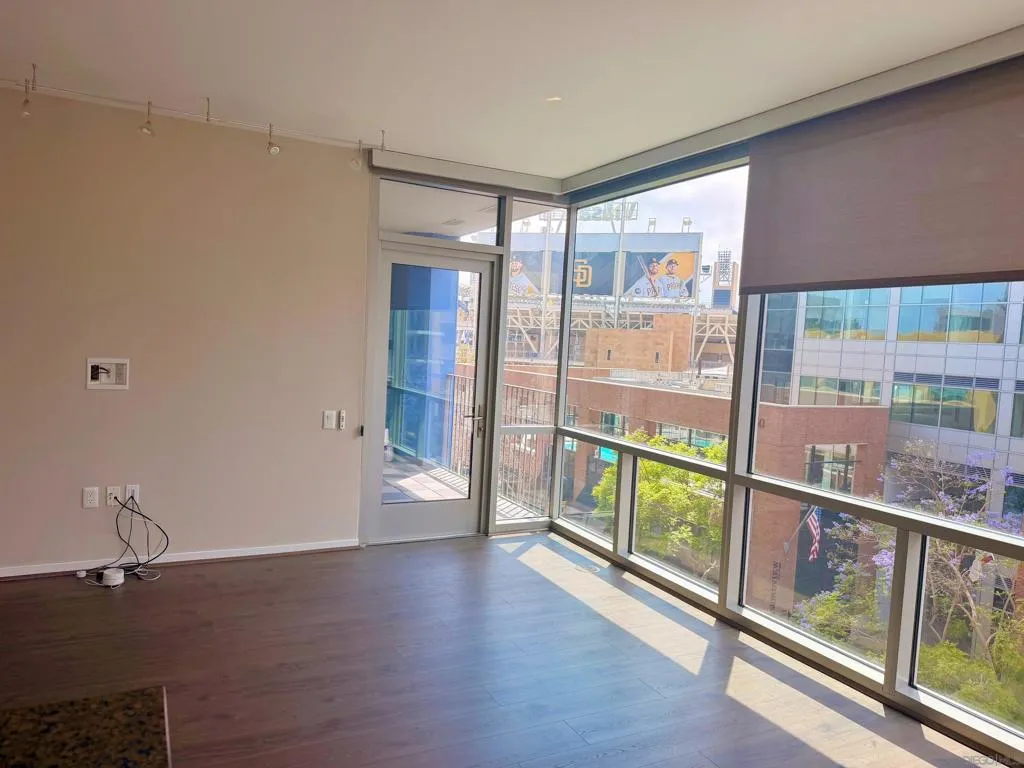 FLOOR TO CEILING WINDOWS-SPACIOUS LIVINGROOM-GREAT CITY VIEWS!