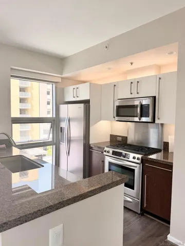 STAINLESS STEEL APPLIANCES-OPEN KITCHEN FLOORPLAN-GRANITE COUNTERTOPS!