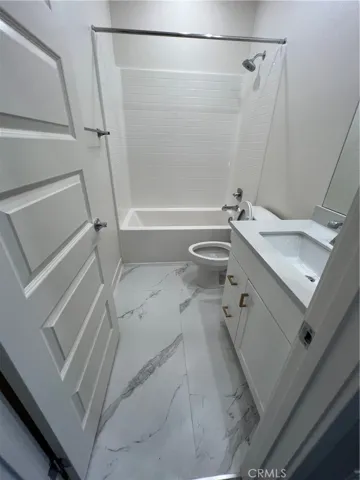 Level 3 Shared Full Bathroom