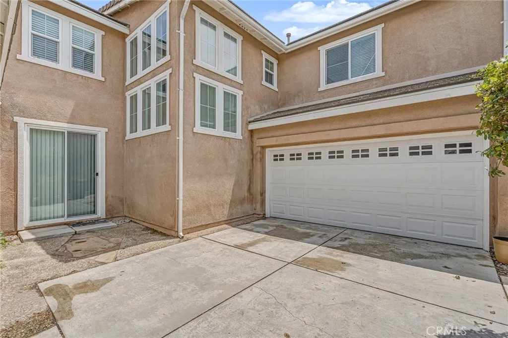 Court yard near by the 3 cars garage and you can walk out from your dinning room