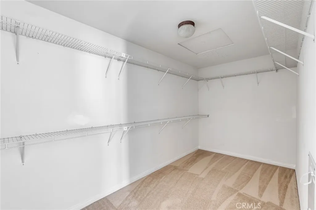  Large walk-in closet