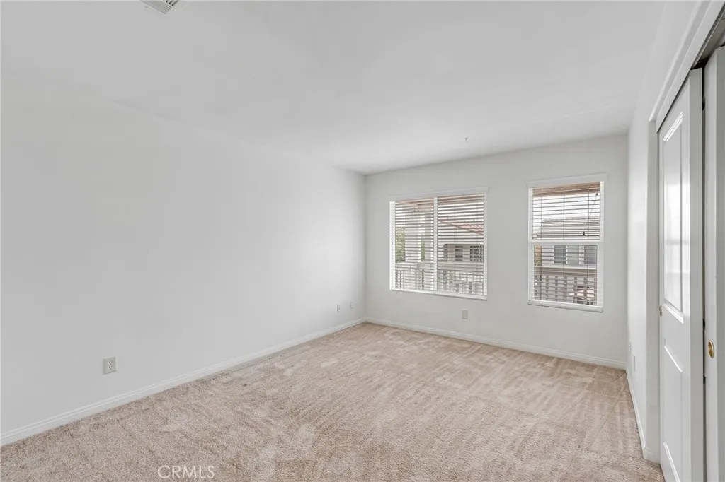 Large bedroom with nice windows
