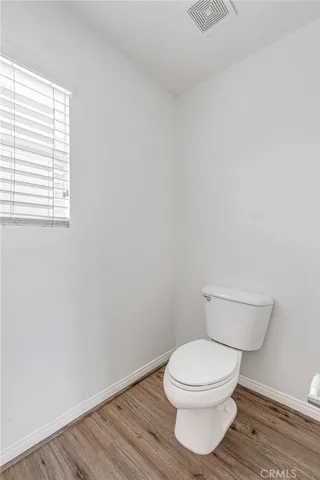 Master toilet with windows, better air flows