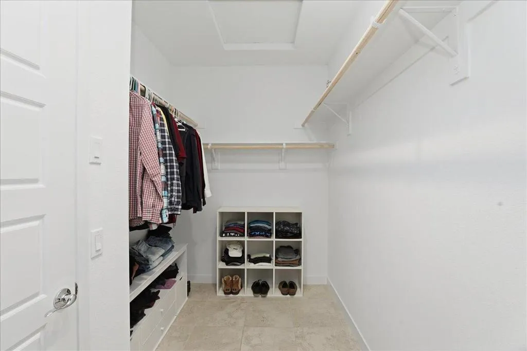 30-Walk In  Closet