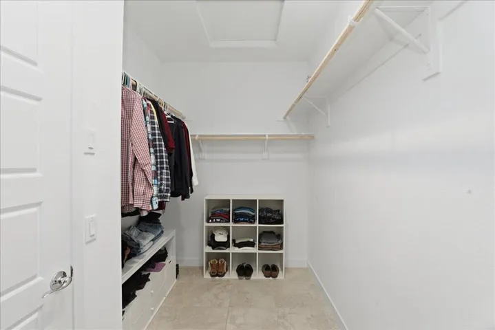 30-Walk In  Closet