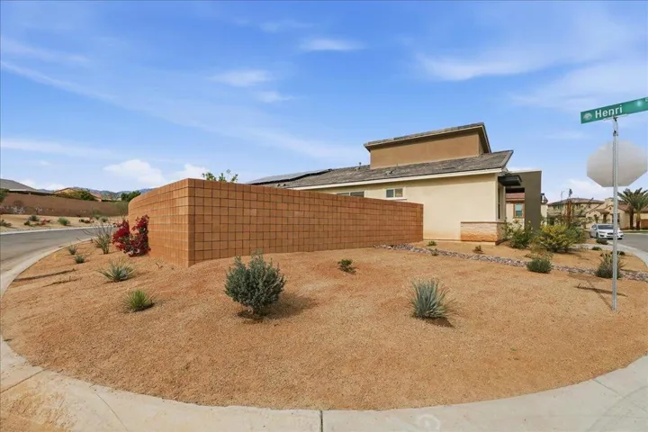 06-Front Yard