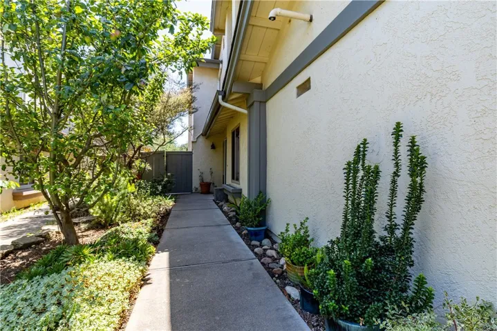 1237 Vista Del Lago, San Luis Obispo, California 93405